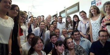 Posadas primeros egresados de la Carrera de Medicina junto al gobernador Ahuad, al vice Arce y al obispo de Posadas\u002E