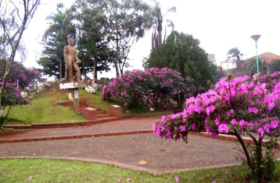 Modifican plaza San Martín de San Vicente y llevan las azaleas al nuevo hospital