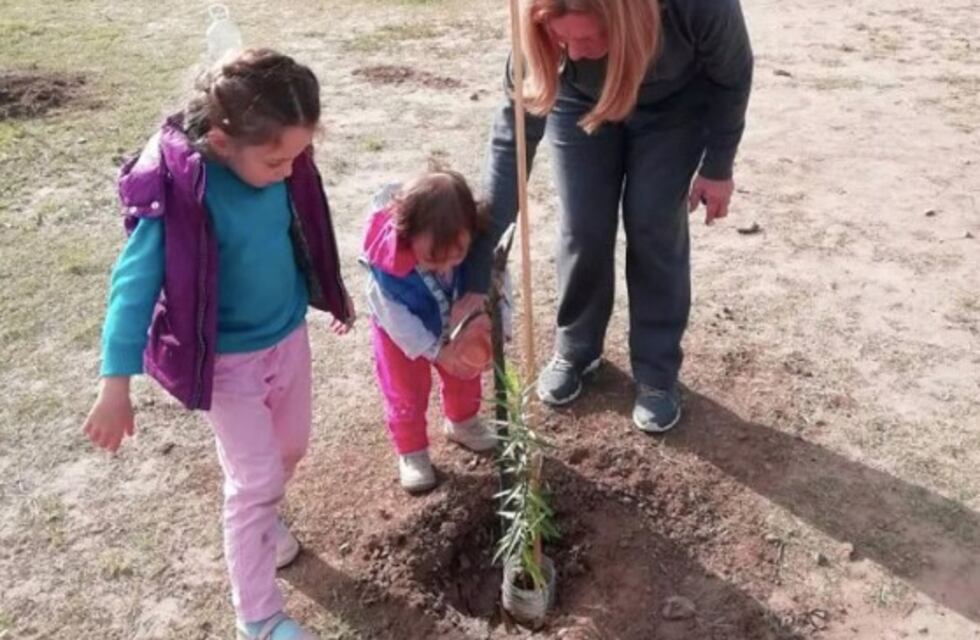 La Plaza Sol y Lago cuenta con nuevos árboles plantados por sus propios vecinos