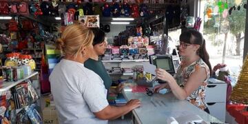 Las cooperativas entregaron una tarjeta a los comercios por colaborar con el reciclaje\u002E (Prensa Municipalidad de Rafaela)