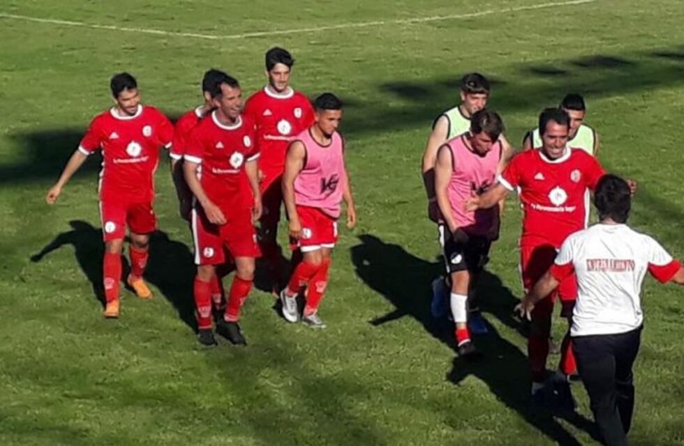 Fútbol: Huracán fue contundente en la primera final