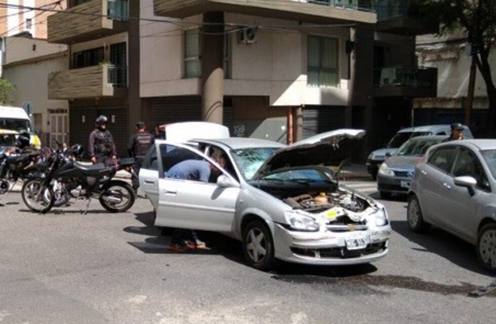 Fuerte choque entre un auto particular y un taxi en Italia y Brown