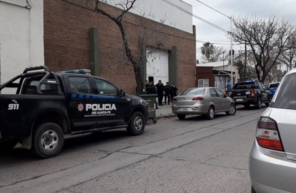 Limpiaba el techo de una cochera y murió al caer desde veinte metros