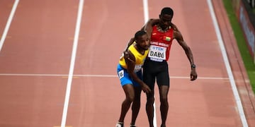 El gesto que emocionó en Doha 2019: un atleta ayudó a otro a cruzar la meta\u002E (EFE)