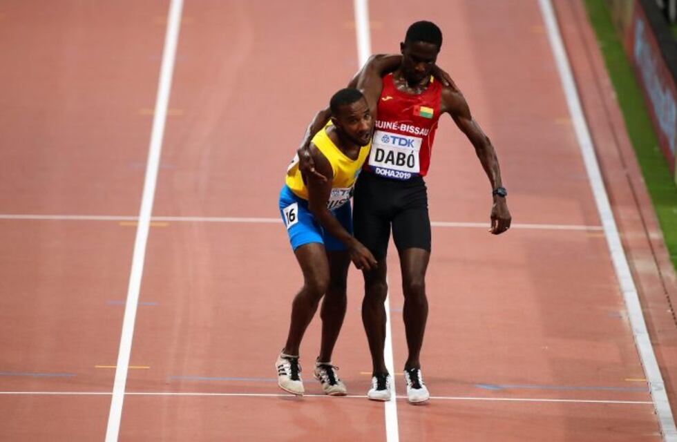 El gesto que emocionó en Doha 2019: un atleta ayudó a otro a cruzar la meta