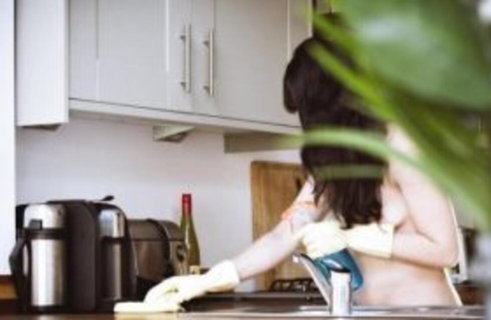 Les pagan mil pesos por hora por limpiar casas desnudas