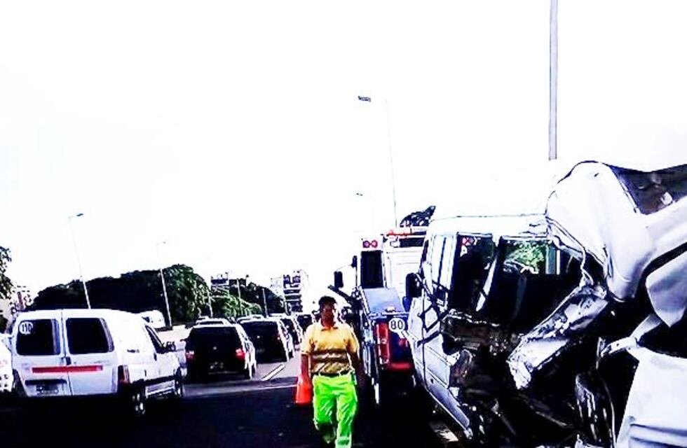 Caos de tránsito por un choque en la autopista 25 de Mayo