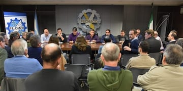 El mandatario chaqueño junto a la mesa de la Fechaco\u002E (Prensa Gobierno)