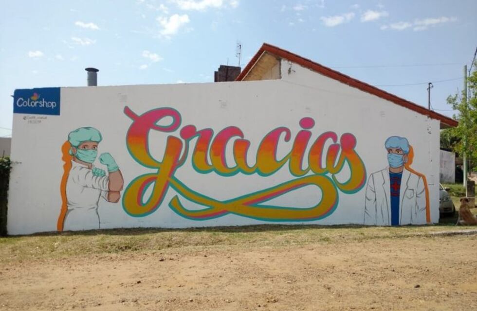 Profesoras de arte de Concordia pintaron un mural en homenaje al personal de salud