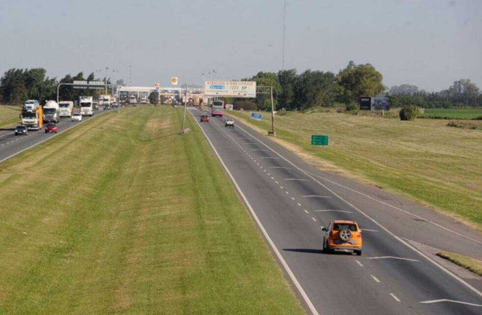 Un motociclista falleció tras impactar contra un auto en la autopista Rosario-Buenos Aires