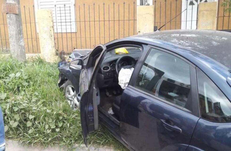 Río Ceballos: un automóvil chocó contra un poste de cemento