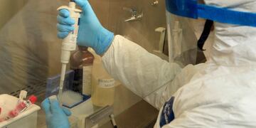 MEX8662\u002E CIUDAD JUÁREZ (MÉXICO), 31/03/2020\u002E- Personal del Laboratorio realiza pruebas y diagnósticos para detectar el Covid-19, este martes en ciudad Juárez en el estado de Chihuahua (México)\u002E El estado de Chihuahua cuenta con un Laboratorio Estatal de Salud Pública para procesar las pruebas COVID-19 reconocido como uno de los mejores a nivel nacional, ya que cuenta con tecnología de punta y sigue rigurosos procesos de calidad\u002E EFE/ Luis Torres