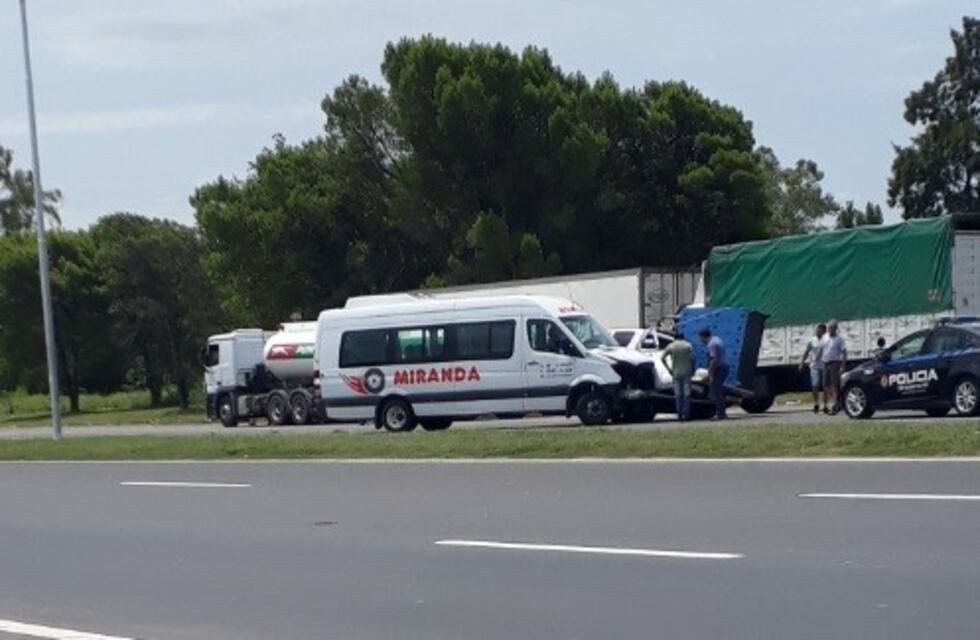 Remolcaban una combi con una chata en la autopista y casi provocan una tragedia