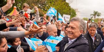 El presidente y candidato a reelección, Mauricio Macri, durante un acto de campaña con sus seguidores en la localidad de Reconquista, provincia de Santa Fe\u002E Crédito: EFE/ Guido Martini/JUNTOS POR EL CAMBIO\u002E