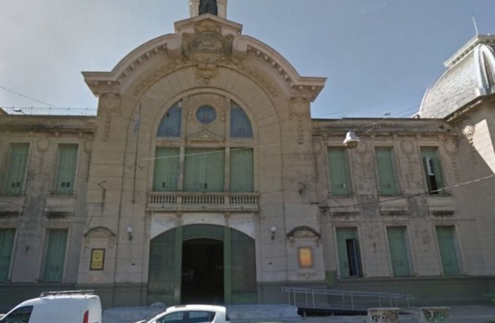 ¡Se pasaron de graciosos! Tres alumnos fueron sorprendidos tratando de robarse la campana del colegio