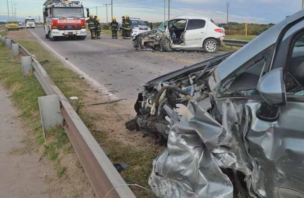 Un terrible choque frontal entre dos autos dejó dos heridos