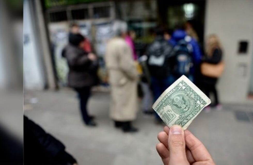 Economista acusó que el Banco Central dejó actuar el salto del dólar
