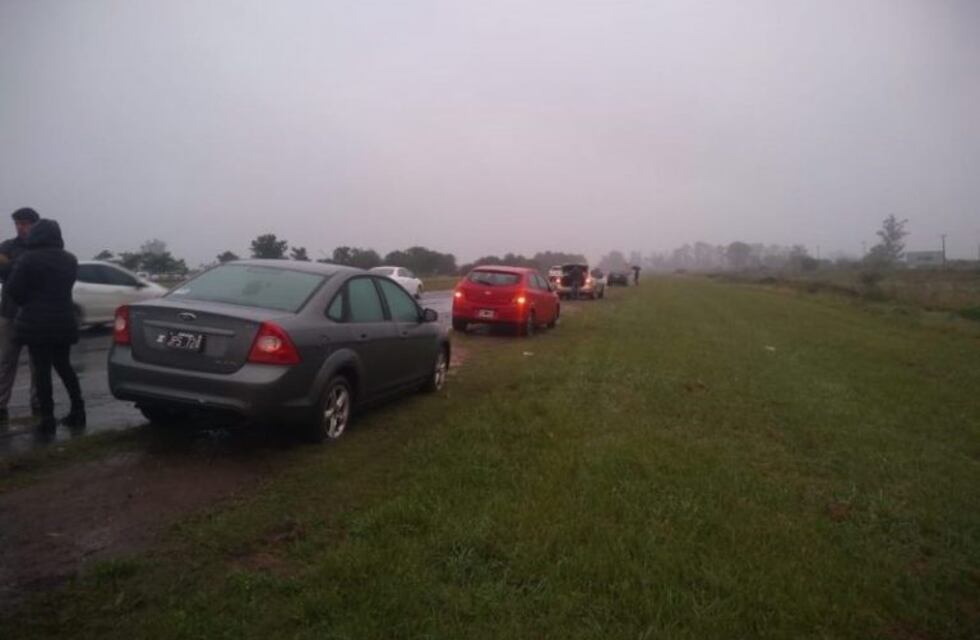 Enorme bache destrozó los neumáticos de 16 autos y volvió loco a un conductor
