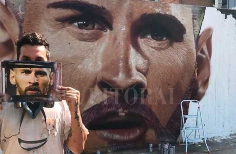 Santafesino pinta un mural de aliento para Messi en Barcelona
