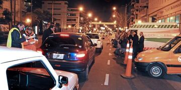 Buenos Aires 17/07/09 Un operativo especial para las rutas bonaerenses durante el receso invernal que comienza el lunes en este distrito y en la Capital Federal fue en puesto marcha hoy por la Superintendencia de Seguridad Vial de la provincia rn buenos aires operativo policial en las ruta rutas comienzo de las vacaciones de invierno policia hace el control de alcoholemia