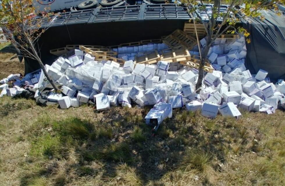 Un camión que transportaba vino volcó en San Luis