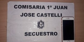 A una maestra le robaron el celular sus propios alumnos\u002E (Web)\u002E