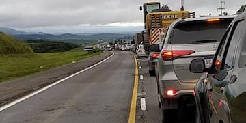 Camioneros cortan la Ruta Nacional 9/34 cerca de Rosario de la Frontera\u002E (HS Noticias)