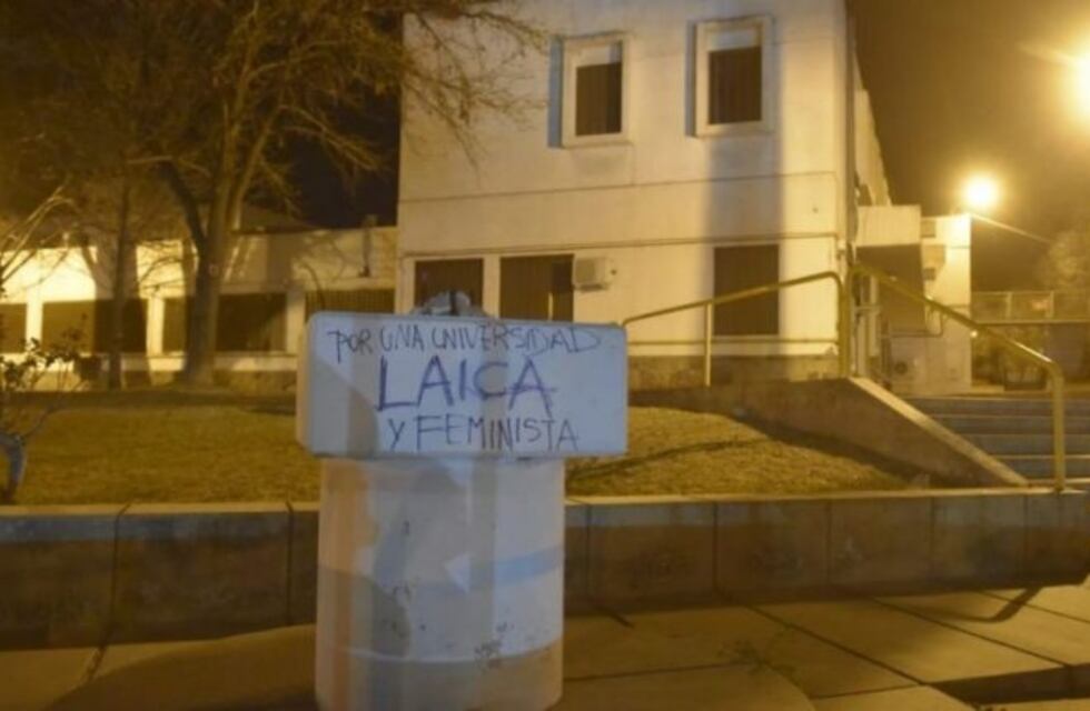 Estudiantes quitaron la imagen de la virgen ubicada en el ingreso a la UNCuyo