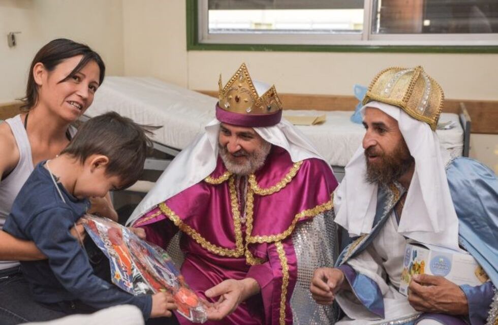 Los Reyes Magos fueron a los distintos hospitales de Mendoza a entregar juguetes