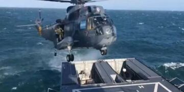 El impresionante aterrizaje de un helicóptero Sea King en el nuevo patrullero oceánico de la Armada\u002E (Captura)