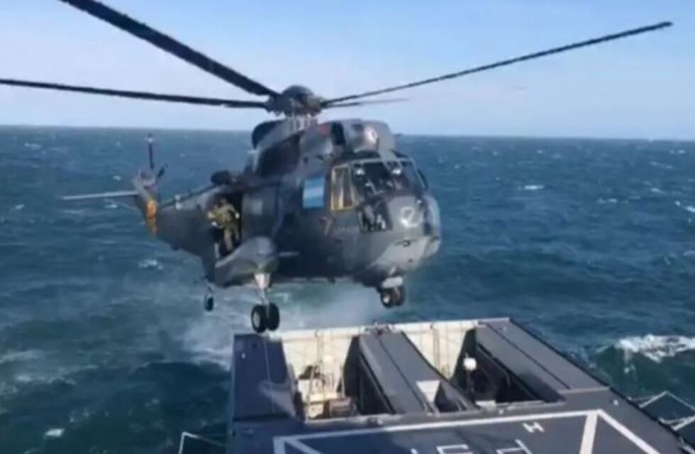 El impresionante aterrizaje de un helicóptero Sea King en el nuevo patrullero oceánico de la Armada