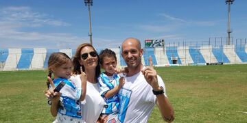 El símbolo de Racing y un símbolo: junto a su esposa y sus mellizos en el Miguel Sancho\u002E