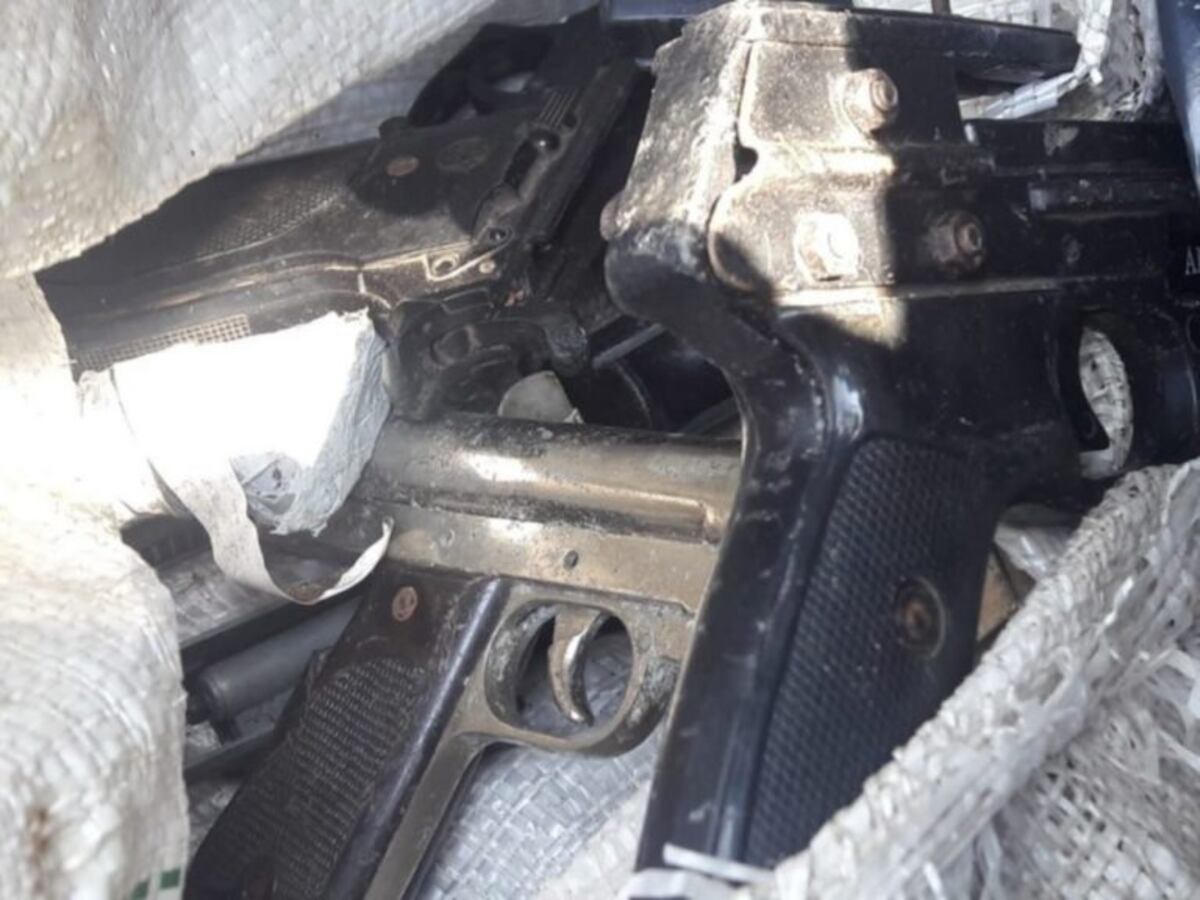 Encuentran armas de fuego en un contenedor de basura (web)