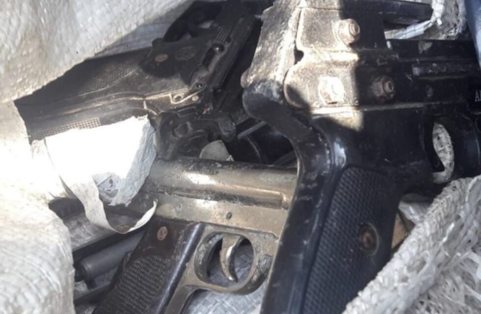 Encuentran arsenal de armas de fuego en un contenedor de basura