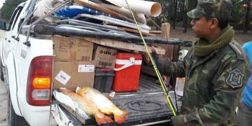 Intensifican los controles contra la pesca ilegal en Tartagal\u002E (Policía de Salta)