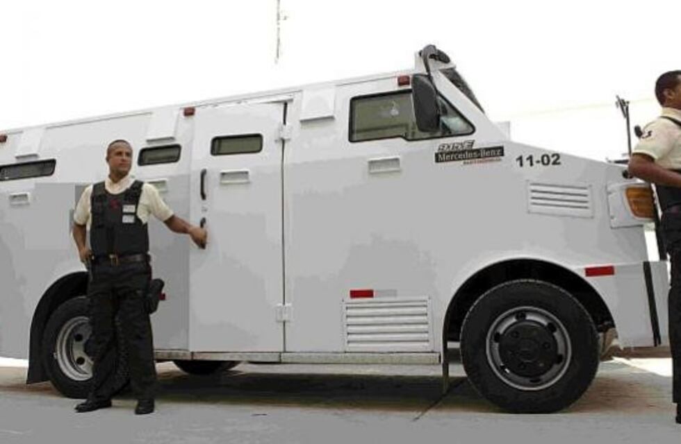 Robaron 200 mil pesos de un camión de caudales e hirieron a un custodio