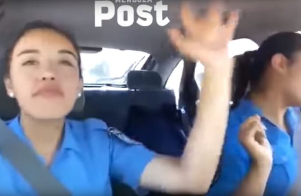 Dos mujeres policías se filmaron bailando mientras manejaban
