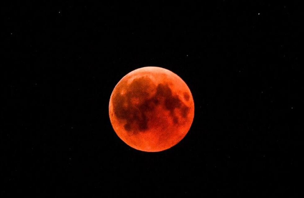 El timelapse del espectacular eclipse de Luna roja, visto desde distintos puntos del país
