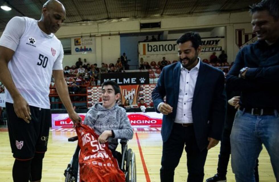 El plantel de básquet de Instituto hizo realidad el sueño de Leandro