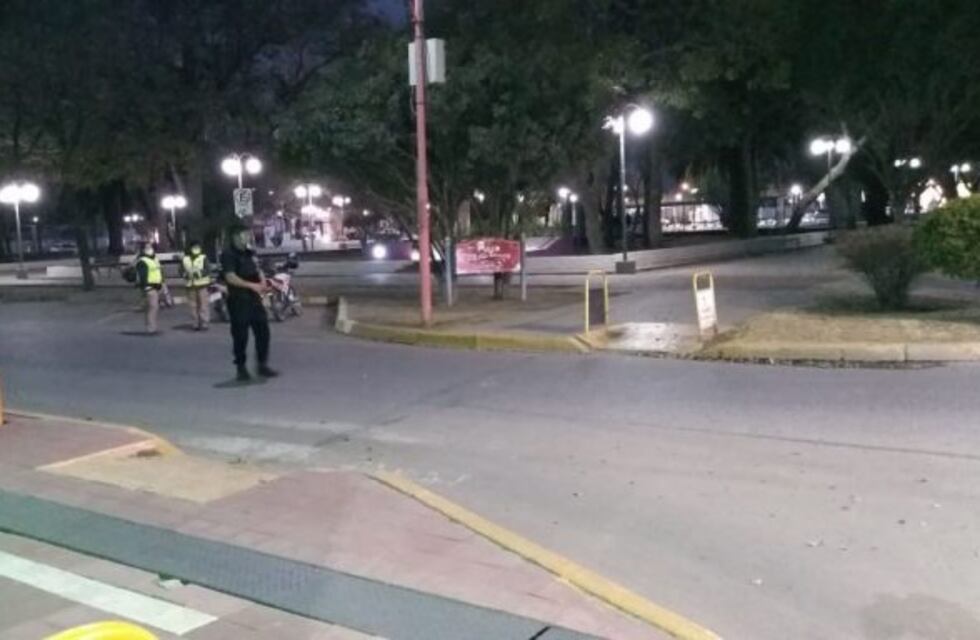 Arroyito: transitaba en moto, se topó con un control vehicular, la tiró y salió escapando