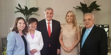 Audrey Li, Stella K\u002E Li, el gobernador Morales, Tulia Snopek y Sasson Attie, en Buenos Aires\u002E