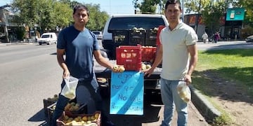 Por la crisis económica, productores del valle de Uco regalaron frutas en la plaza departamental de Tunuyán\u002E