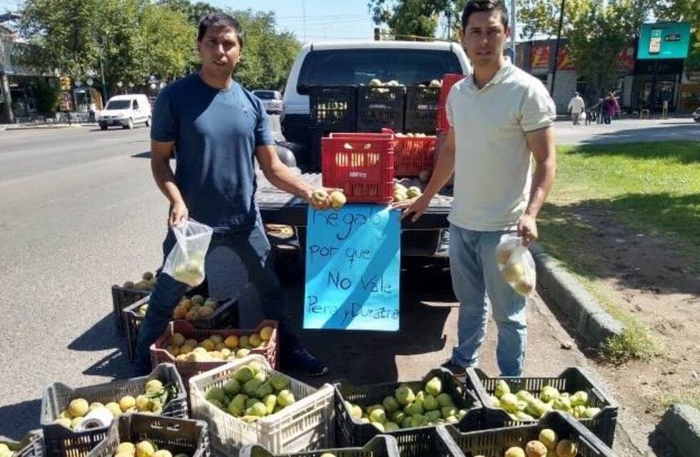 Productores en crisis: regalaron frutas en las calles de Tunuyán
