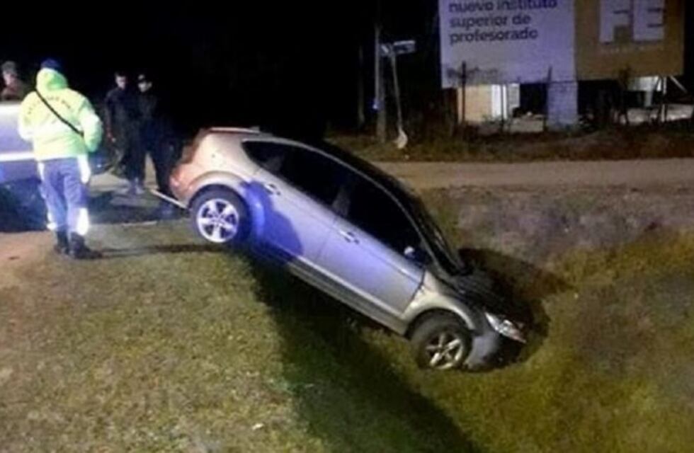 Le sacaron la licencia de conducir al funcionario que condujo borracho y cayó a una zanja