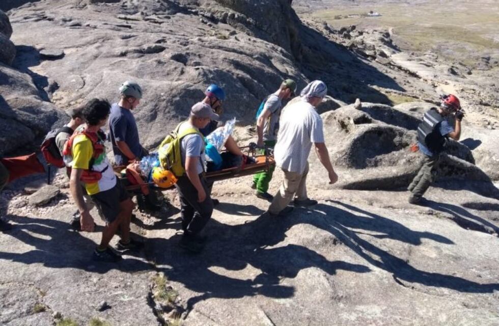 Rescataron a una mujer herida en el cerro La Cruz de Tanti
