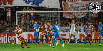 Rigamonti  no llegaba y la pelota dio en el horizontal\u002E Casi gol en contra de Guidara\u002E