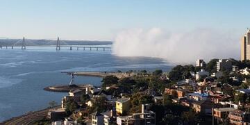 La niebla cubrió la Costanera de Posadas\u002E (Foto: @santiagodsolis)