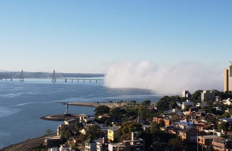 Impresionante avance de la niebla en la Costanera de Posadas