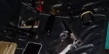 Las fuerzas provinciales secuestraron armas de fuego en poder de los asaltantes\u002E (@minsegsf)