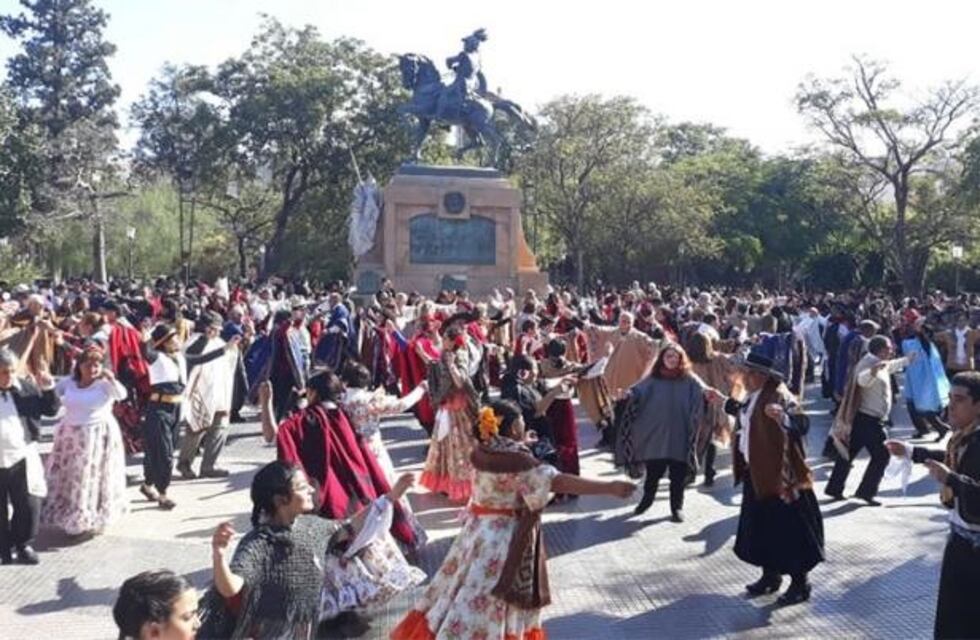 Grandes y chicos colmaron la Plaza Libertad en el Santiago Baila